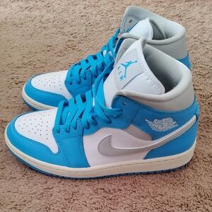 🔥Nike Womens Air Jordans 1 Retro Mid Sneaker (powder Blue & white) size 8🔥